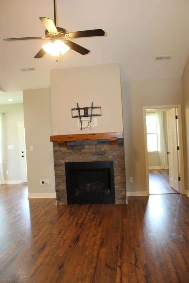 Photo - 3 Bed/2 Bath Home - Desirable Planter's Ridge Subdivision/CBA Schools