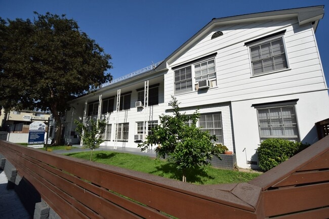 Building Photo - 5220 Radford Ave Unit 5226-01