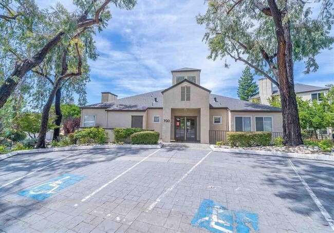 Building Photo - 680 Dartmore Ln