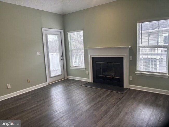 Building Photo - 1716 Lake Shore Crest Dr Unit 33