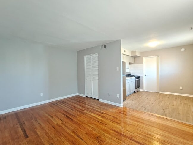 Building Photo - 7108 Oxford Ave Unit 57