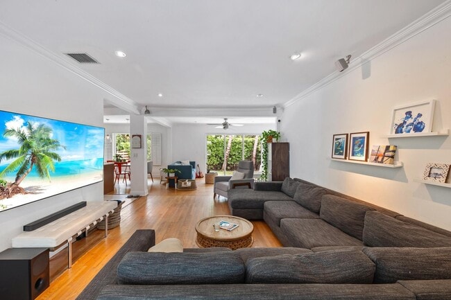 Photo - 9025 Dickens Ave