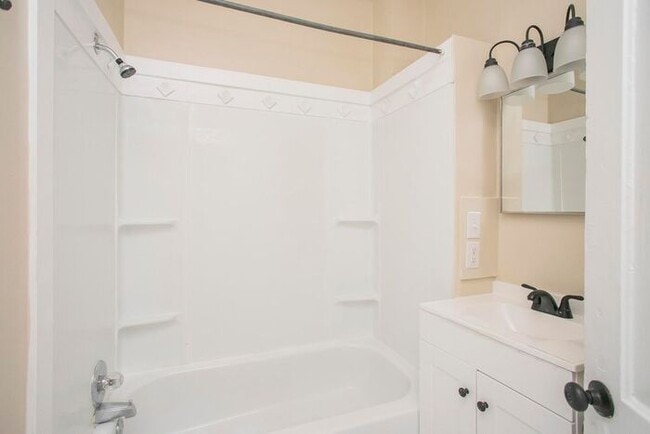 Photo - LOCATION! 1/1 Bed Bath Downtown!