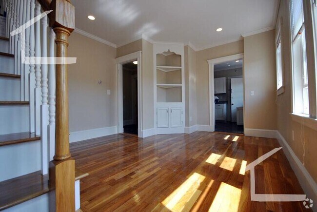 Building Photo - Massive, Renovated 2 Floor 4 Bed/2 Bath!  ... Rental