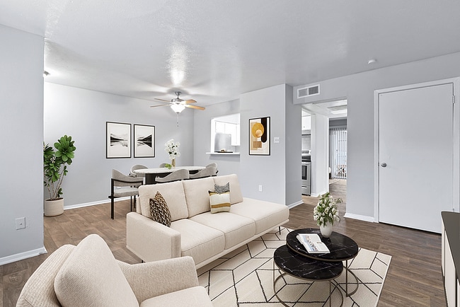 1x1 A1U 640 sqft - Living Room_001 - MacArthur Place at 183