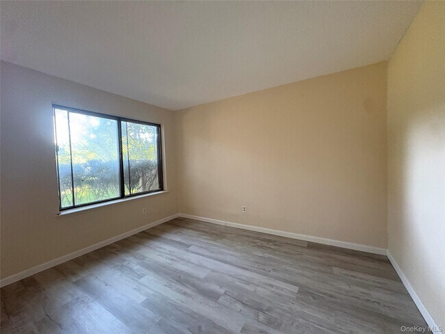 200 Springmeadow Dr Unidad M