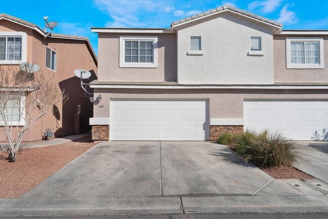 Building Photo - Inviting Townhome with Amenities!