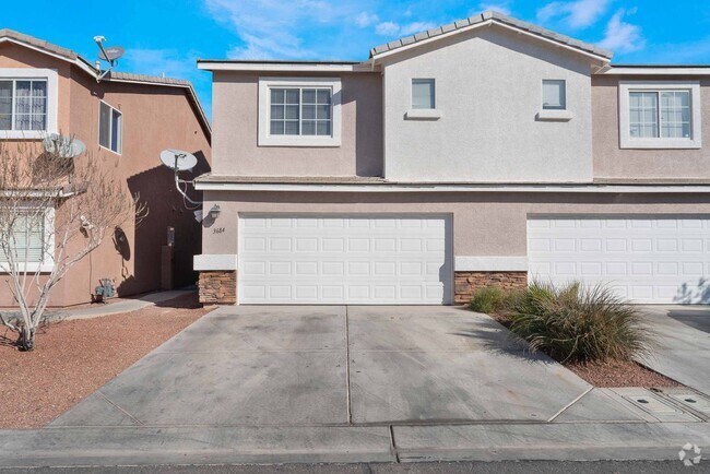 Building Photo - Inviting Townhome with Amenities!