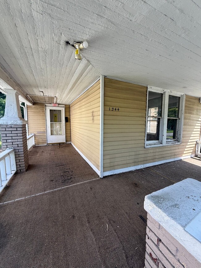 Photo - 1344 E Condit St