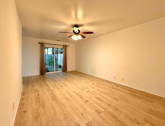 Photo - BR233-Lotti, Carole Kelly Unit A