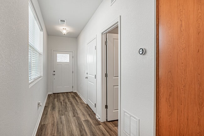 Photo - 1047 Oak Cir