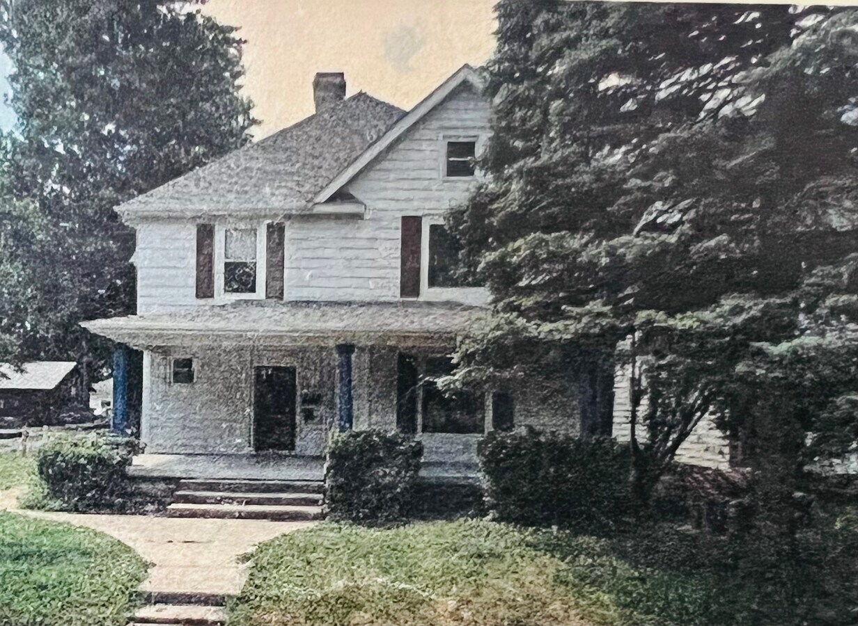 Duplex each unit 4 bed/1bath, in building laundry, parking included - 619 N Salisbury St Condo Unit Upstairs