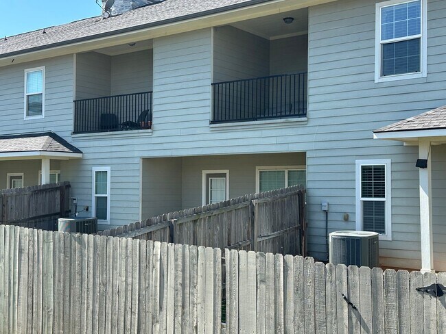 Photo - College Station - 3 Bedroom - 2.5 Bath - 2 car garage - fenced in back yard - Near Rock Prairie