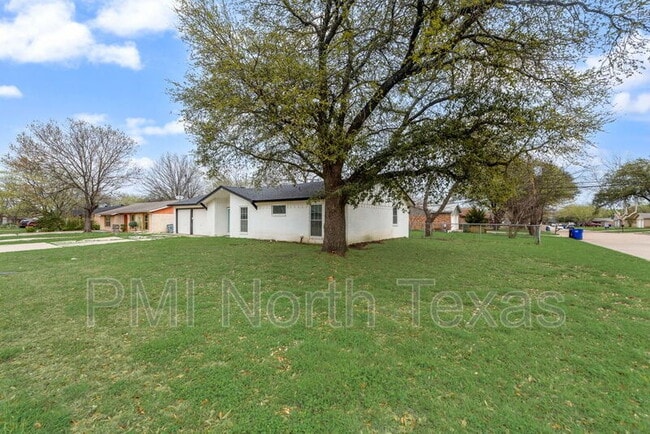 Building Photo - 305 Live Oak Dr