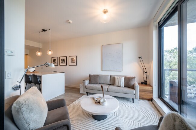 Photo - 2118 Bloor St W