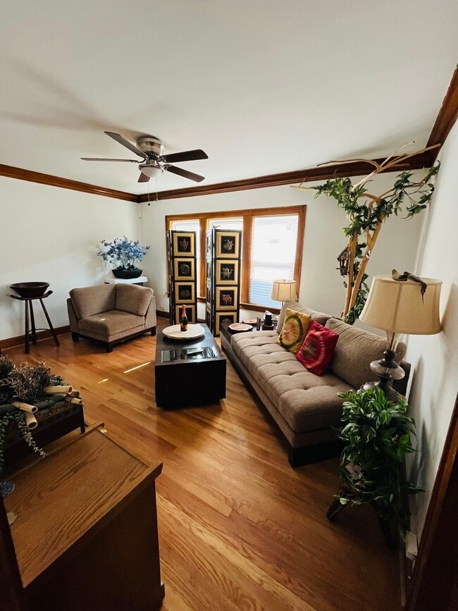 Building Photo - 5133 W Wrightwood Ave