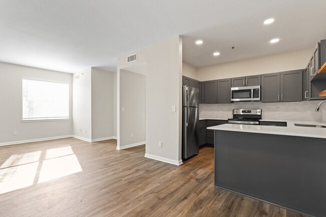 Sala de estar abierta en Switchback on Platte Apartments en Littleton, CO