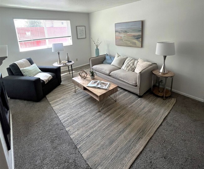 Building Photo - 2 Bedroom Condo for Rent Unit 13
