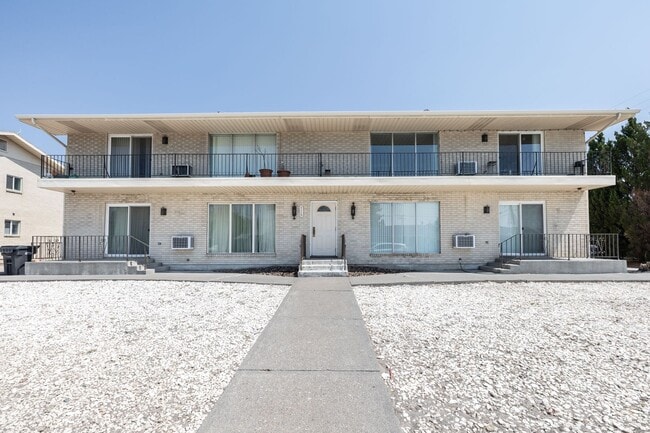 Building Photo - 716 Saturn Ave Unit #1