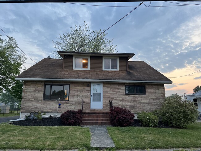 Building Photo - 164 Helen St Unit upper