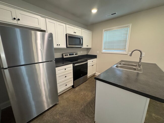 Photo - 5 Bedroom 2 Bathroom Home for Rent close t...