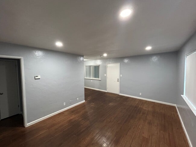 Building Photo - Country Club Rental