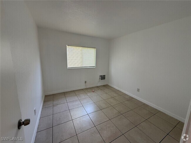 Building Photo - 2452 Stella St Unit 105 Rental