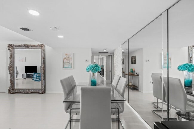 Building Photo - 5600 N Flagler Dr Unit 2004