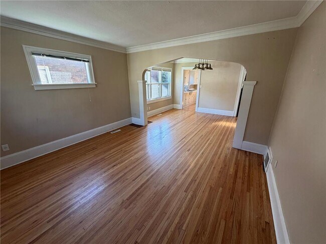 Photo - 1349 Schletti St N