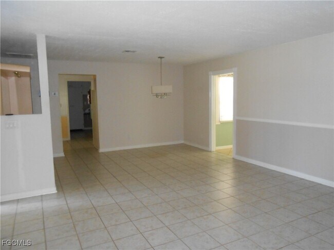 Photo - 1406 Alwynne Dr S
