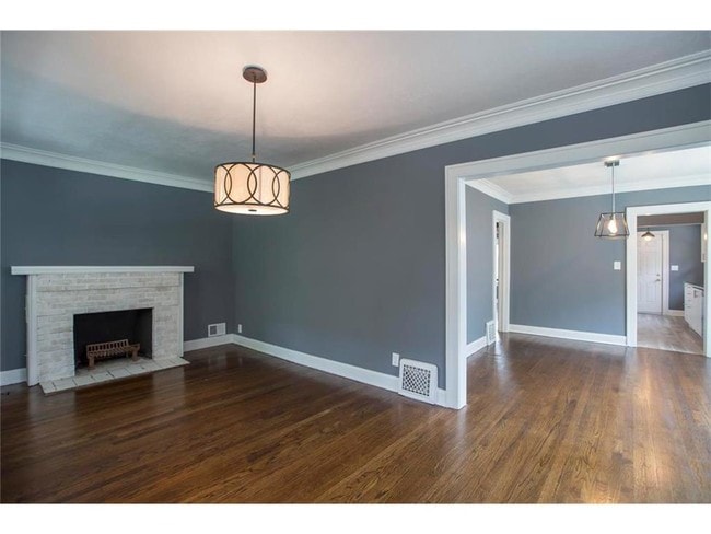 Building Photo - 5919 Kenwood Ave