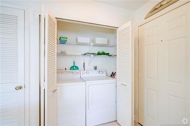 Building Photo - 2950 SE Ocean Blvd Unit 122-5 Rental