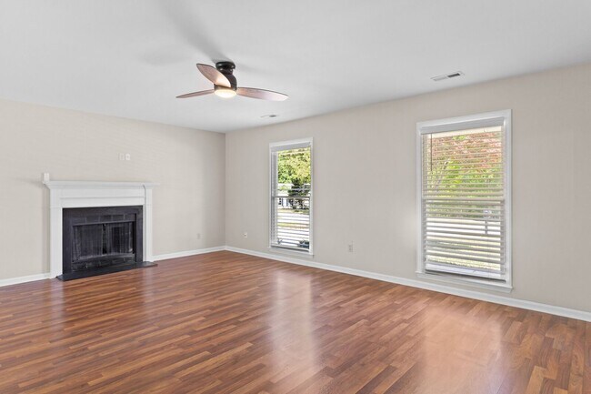 Photo - 401 Wyndham Dr