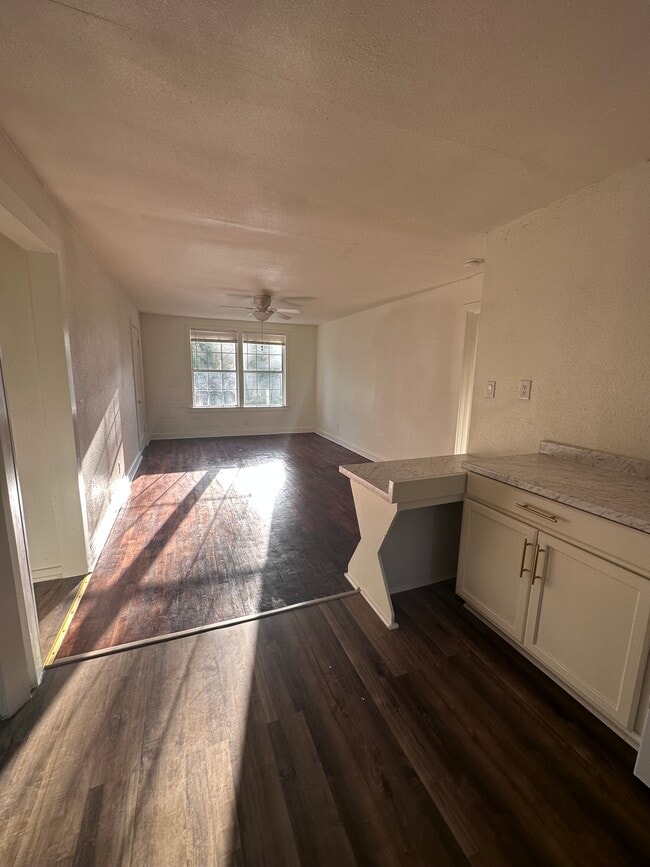 Photo - 705 W Circle Dr Unit 1