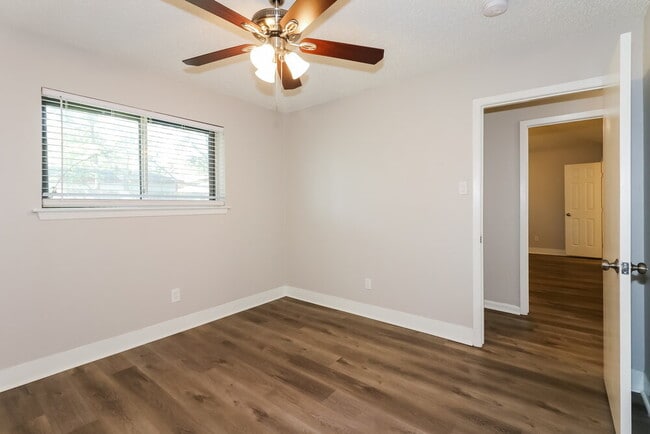 Photo - 2118 Maple Cir