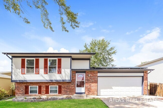 Building Photo - Stunning 3-Bedroom Home in Aurora – Your P...