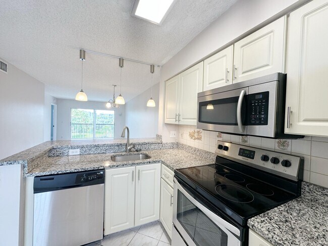 Building Photo - 2220 N Cypress Bend Dr Unit 503
