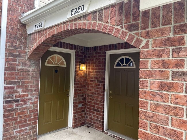 Building Photo - Shelby Twp 2-bedroom, 2-bath condo-style w...