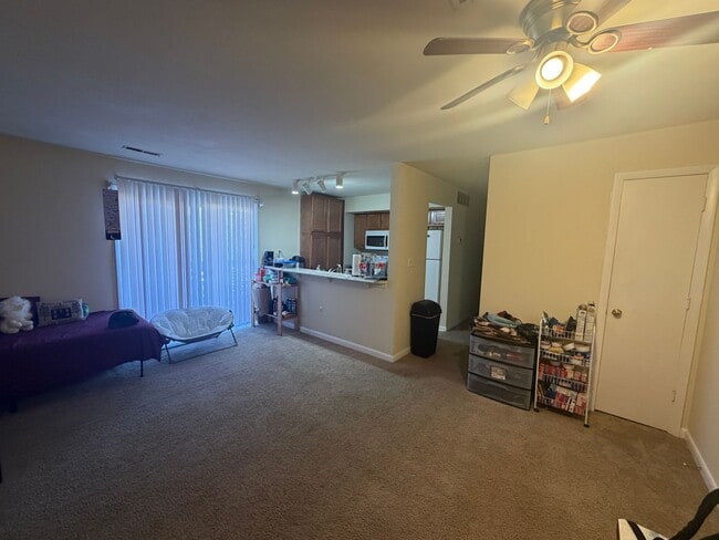 Building Photo - Claytor Square Condo | Ideal Student Living Near VT