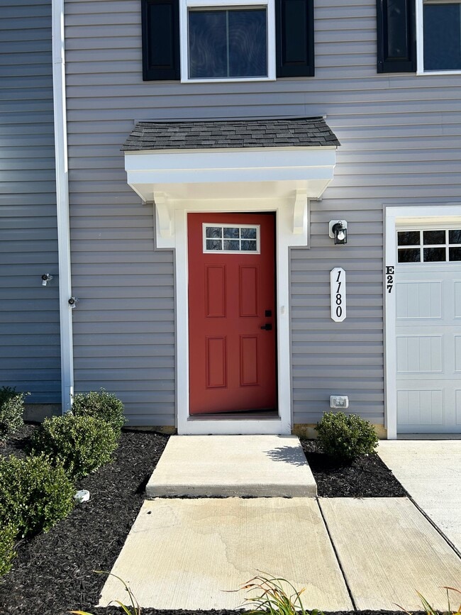 Building Photo - 1180 W Walnut Rd