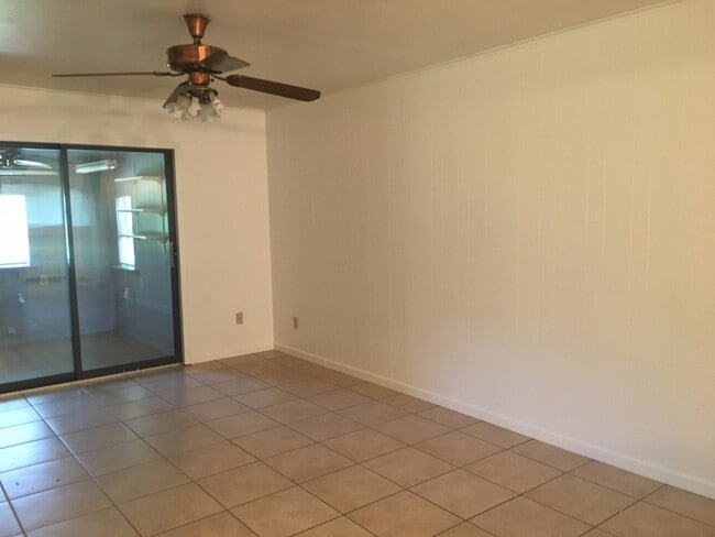 Photo - 3/2/2 Fenced yard Pet FRIENDLY