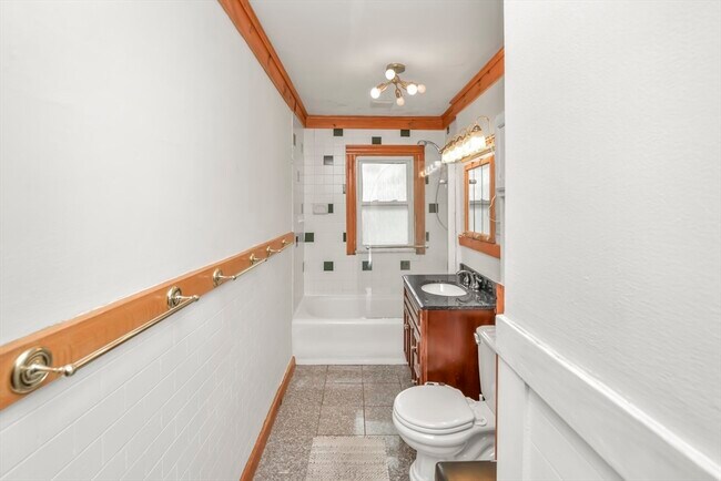 Photo - 404 Mt Auburn St