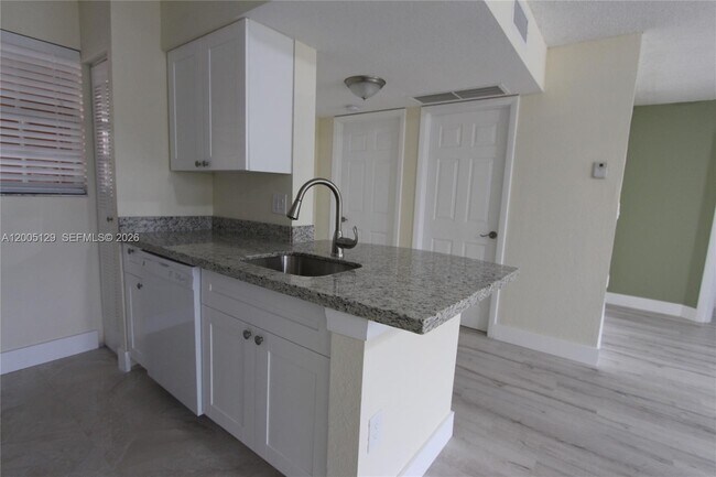 Photo - 2890 N Oakland Forest Dr Unit 204