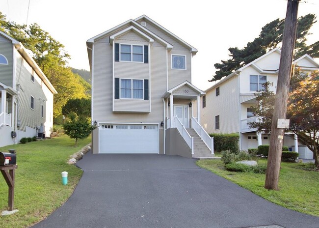 Building Photo - 150 Clove Ave Rental