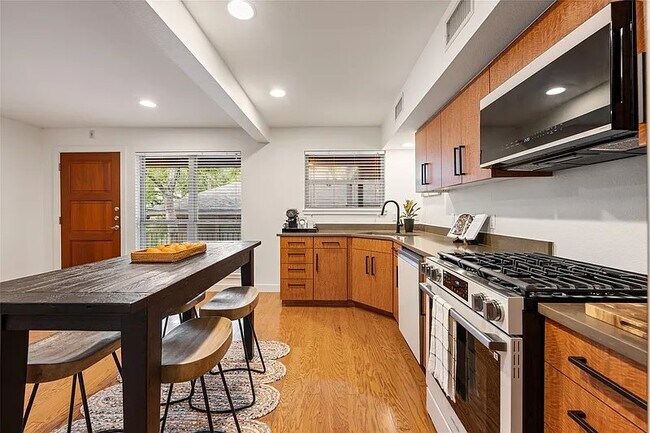 1115 W 10th St Unit 208