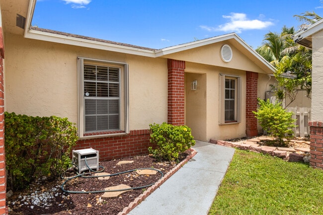 Building Photo - 13945 Langley Pl