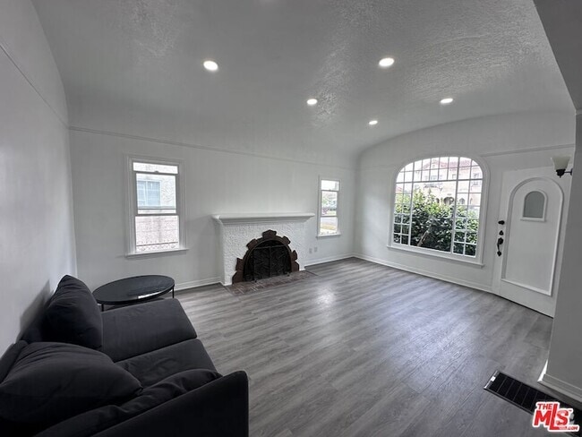 Building Photo - 1116 W 64th St Rental