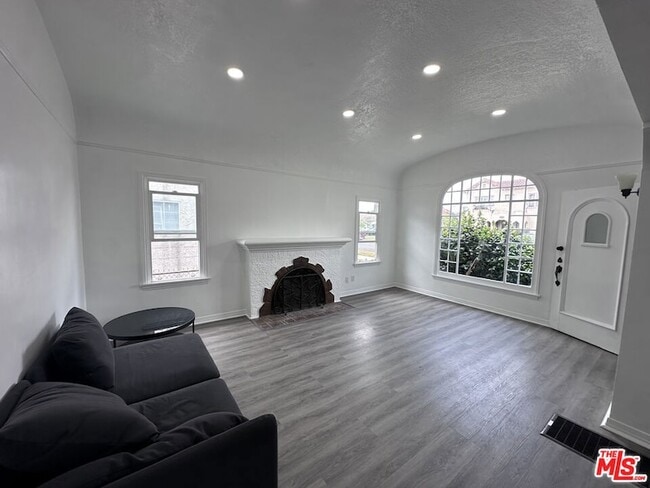 Photo - 1116 W 64th St House