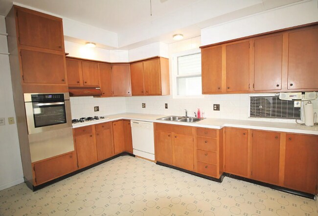 Photo - Spacious updated 4 bed 2 bath home in the heart of Rock Island!