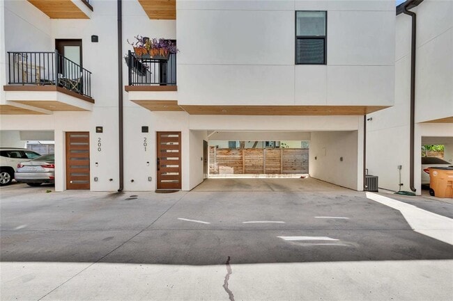 1128 Chicon St Unit 201